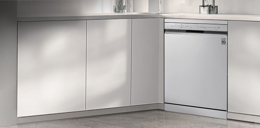 Visão geral de uma cozinha moderna com uma máquina de lavar loiça LG instalada por debaixo de um balcão.