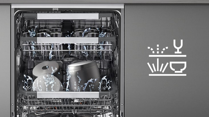 Interior de uma máquina de lavar loiça livre LG com o cesto superior a lavar gentilmente e o inferior com maior intensidade.