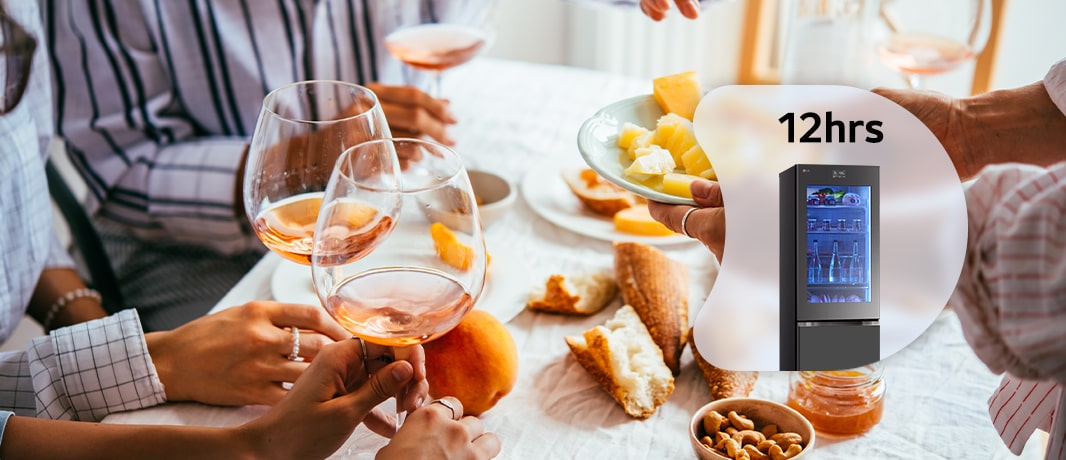 Imagem do topo do frigorífico visto acima das mãos das pessoas a brindar com copos de vinho.