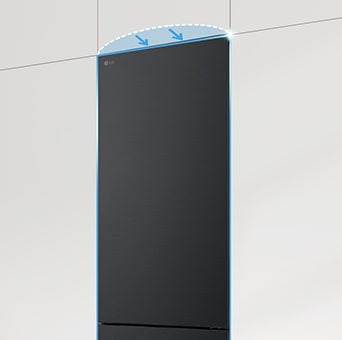 Frigorífico com porta plana integrada no móvel da cozinha, completando o aspeto minimalista.