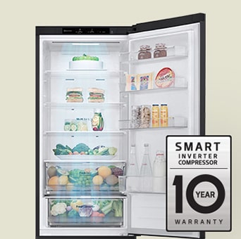 Frigorífico cheio de alimentos frescos com a porta aberta e imagens dos logos para a garantia e smart inverter