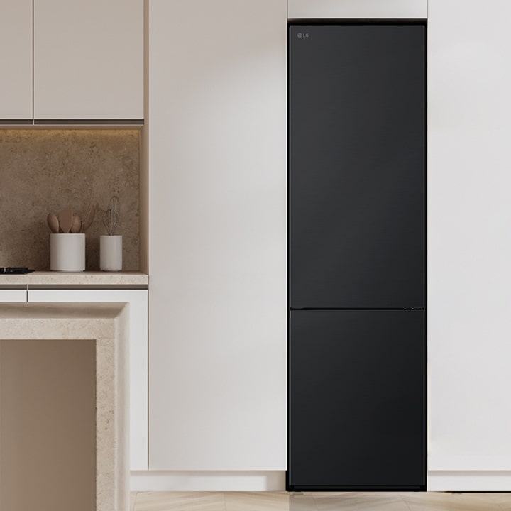 Cozinha moderna com um frigorífico que se enquadra na perfeição no móvel