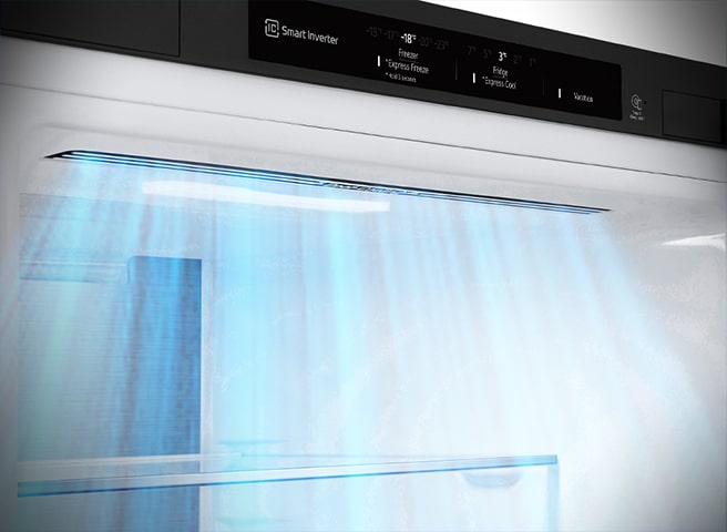 Grande plano das saídas de ar localizadas na parte dianteira do frigorífico, garantindo uma refrigeração eficiente e uniforme.