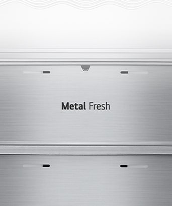 Grande plano da etiqueta “fresh” metálica no interior do frigorífico.	