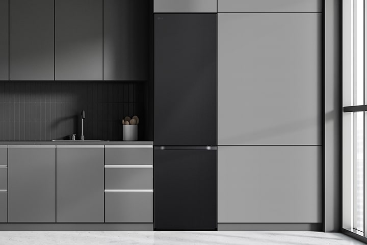 Cozinha moderna com um frigorífico perfeitamente integrado nos armários, assemelhando-se a um modelo encastrado.