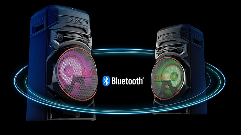 Duas colunas RNC5 frente a frente em ângulo diagonal sobre um fundo escuro com um símbolo Bluetooth no meio. Uma tem luz roxa no woofer, e outra tem luz verde.