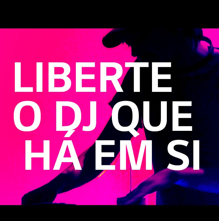 Homem a controlar o deck de DJ.