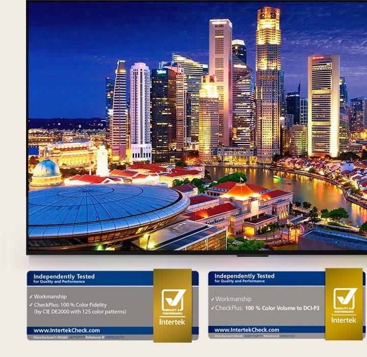 Uma cena citadina movimentada ao início da noite com cores fortes e contraste.