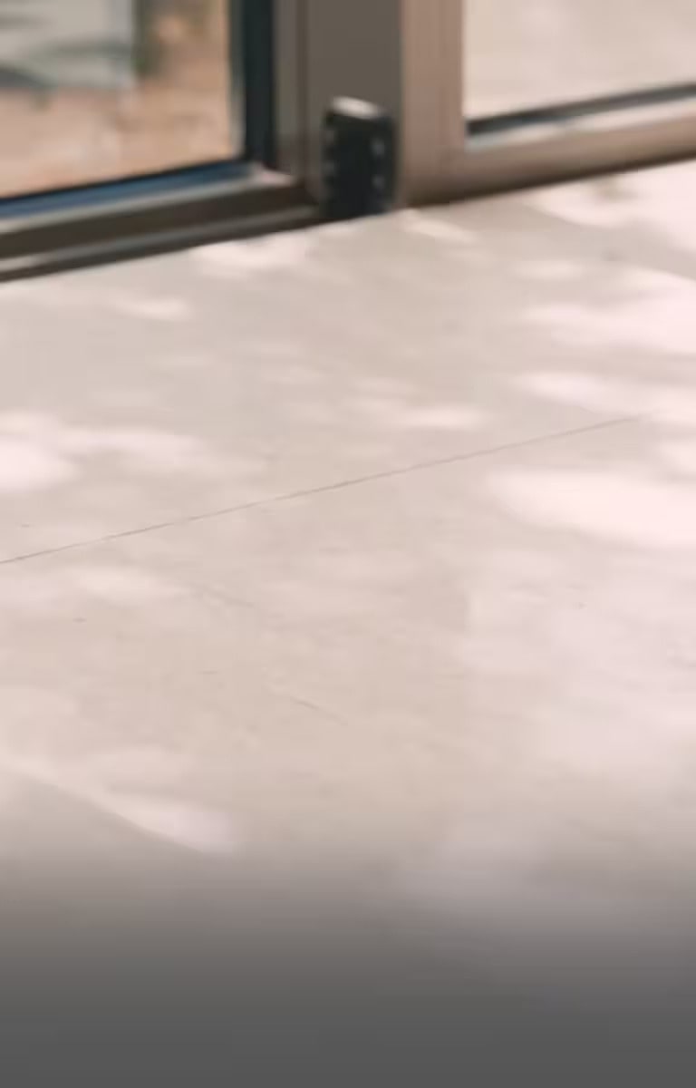 Uma família a desfrutar do seu tempo na sala de estar com ar puro