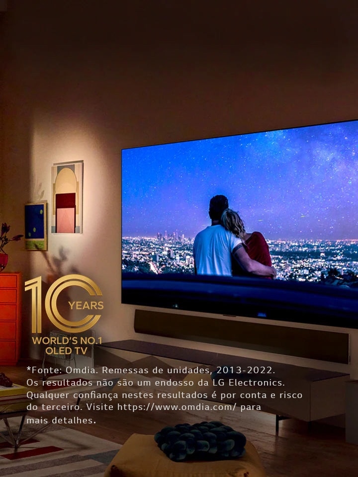 Uma LG OLED evo G3 na parede de um apartamento moderno e requintado de Nova Iorque, com uma cena noturna romântica no ecrã.  Emblema 10 anos marca n.º 1 mundial em OLED TV