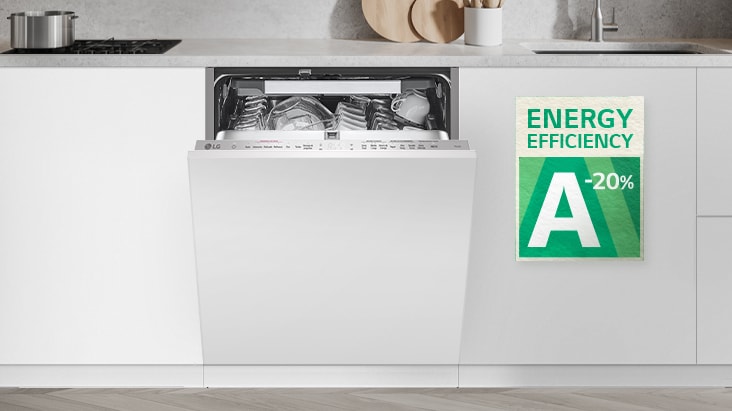Junto à máquina de lavar loiça, com a porta ligeiramente aberta, há uma etiqueta que diz que é 20% mais eficiente em termos energéticos do que a classe A.