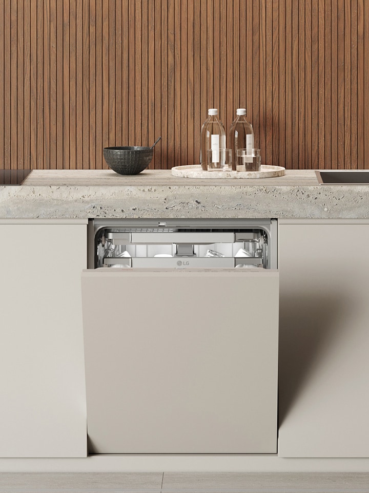 Imagem de estilo de vida interior que mostra a máquina de lavar loiça de encastrar LG