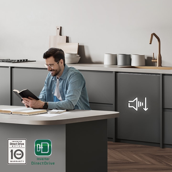 Um homem a ler um livro perto de uma máquina de lavar loiça em funcionamento, com as marcas Inverter DirectDrive e Garantia de 10 anos apresentadas