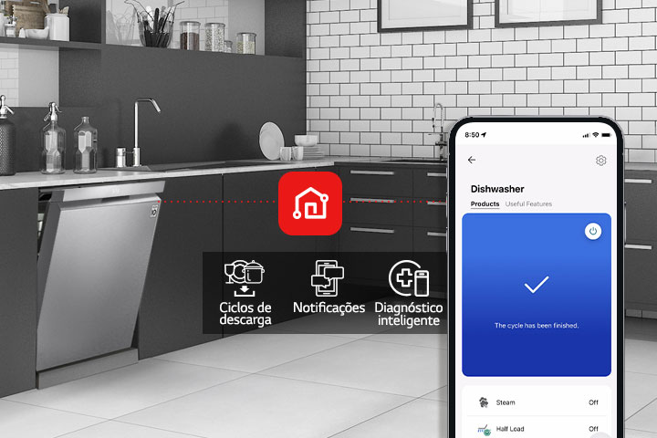 O smartphone mostra a aplicação LG ThinQ™ numa cozinha, destacando as funcionalidades Ciclos de transferência, Notificações e Diagnóstico inteligente.	