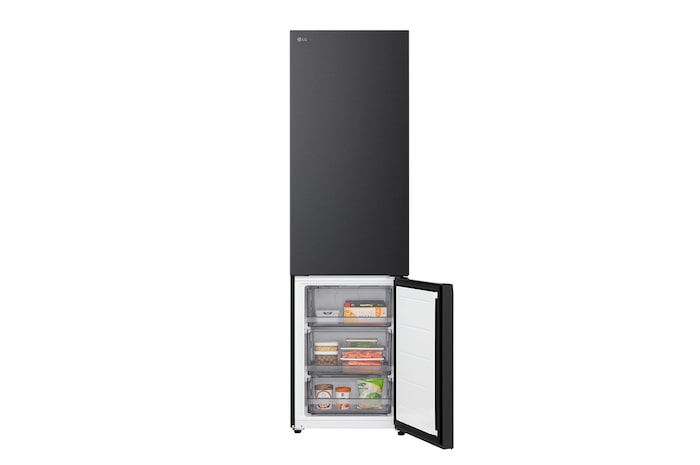 Frigorífico combinado LG (GBBW726AEV) numa sala com vista noturna da cidade, sobreposto com o gráfico do Modo de poupança por IA e o gráfico de flutuação de energia