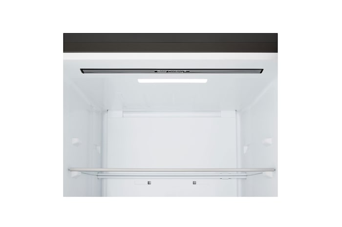 Frigorífico combinado LG (GBBW726AEV) instalado ao nível da parede alta em bege claro, com setas brancas a apontar para as superfícies superior e frontal.