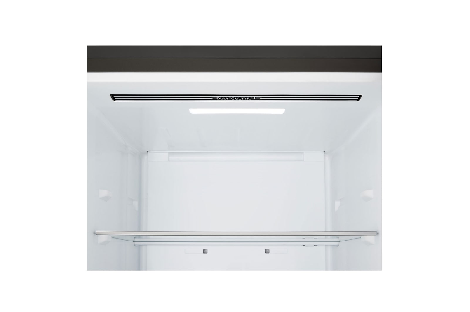 Frigorífico combinado LG (GBBW726AEV) instalado ao nível da parede alta em bege claro, com setas brancas a apontar para as superfícies superior e frontal.