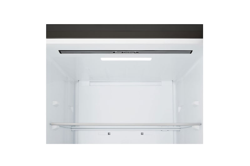 Frigorífico combinado LG (GBBW726AEV) instalado ao nível da parede alta em bege claro, com setas brancas a apontar para as superfícies superior e frontal.