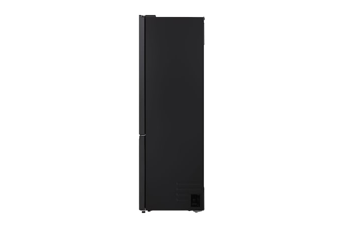 Frigorífico combinado LG (GBBW726AEV) embutido em armários castanhos-escuros com janela e sofá à esquerda e lava-loiça à direita