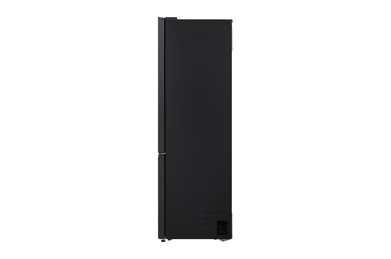 Frigorífico combinado LG (GBBW726AEV) embutido em armários castanhos-escuros com janela e sofá à esquerda e lava-loiça à direita