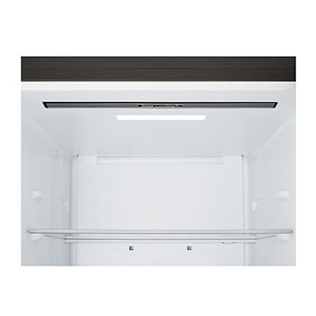Frigorífico combinado LG (GBBW726AEV) instalado ao nível da parede alta em bege claro, com setas brancas a apontar para as superfícies superior e frontal.