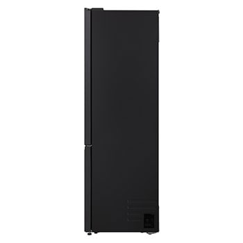 Frigorífico combinado LG (GBBW726AEV) embutido em armários castanhos-escuros com janela e sofá à esquerda e lava-loiça à direita