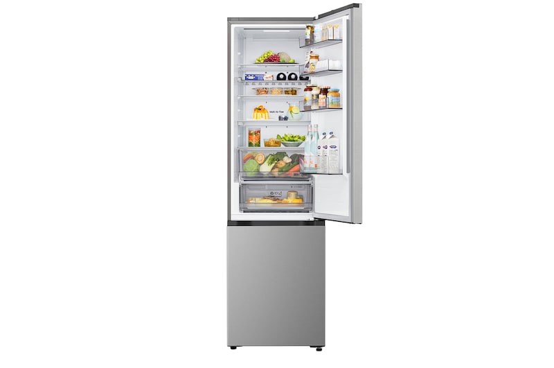 Frigorífico combinado LG (GBBS312CPY) numa sala com vista noturna da cidade, sobreposto com o gráfico do Modo de poupança por IA e o gráfico de flutuação de energia