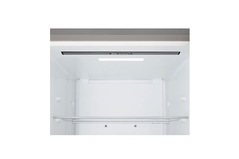 Frigorífico combinado LG (GBBS312CPY) instalado ao nível da parede alta em bege claro, com setas brancas a apontar para as superfícies superior e frontal.