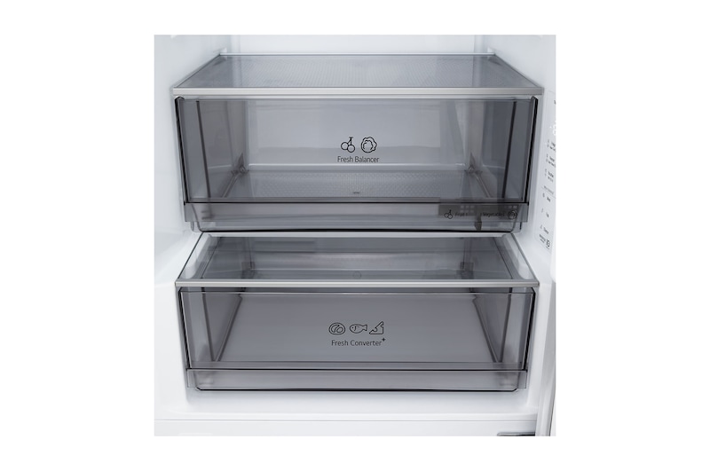 Grande plano do frigorífico combinado LG (GBBS312CPY) com garrafeira para quatro garrafas e caixa de macarons, com o design da garrafeira ampliado numa imagem circular.