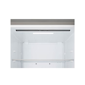 Frigorífico combinado LG (GBBS312CPY) instalado ao nível da parede alta em bege claro, com setas brancas a apontar para as superfícies superior e frontal.