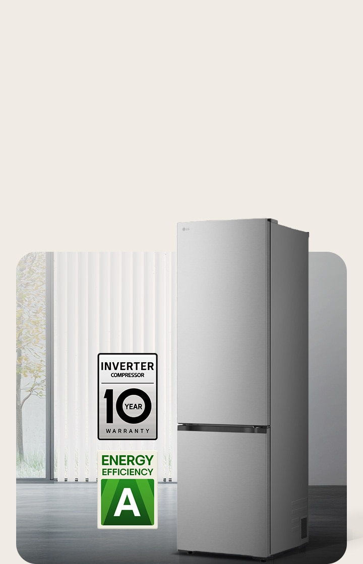 Vista frontal de frigorífico combinado LG (GBBS322APY) Prata em sala iluminada com persianas verticais, com garantia de 10 anos para compressor e ícones de eficiência energética A	