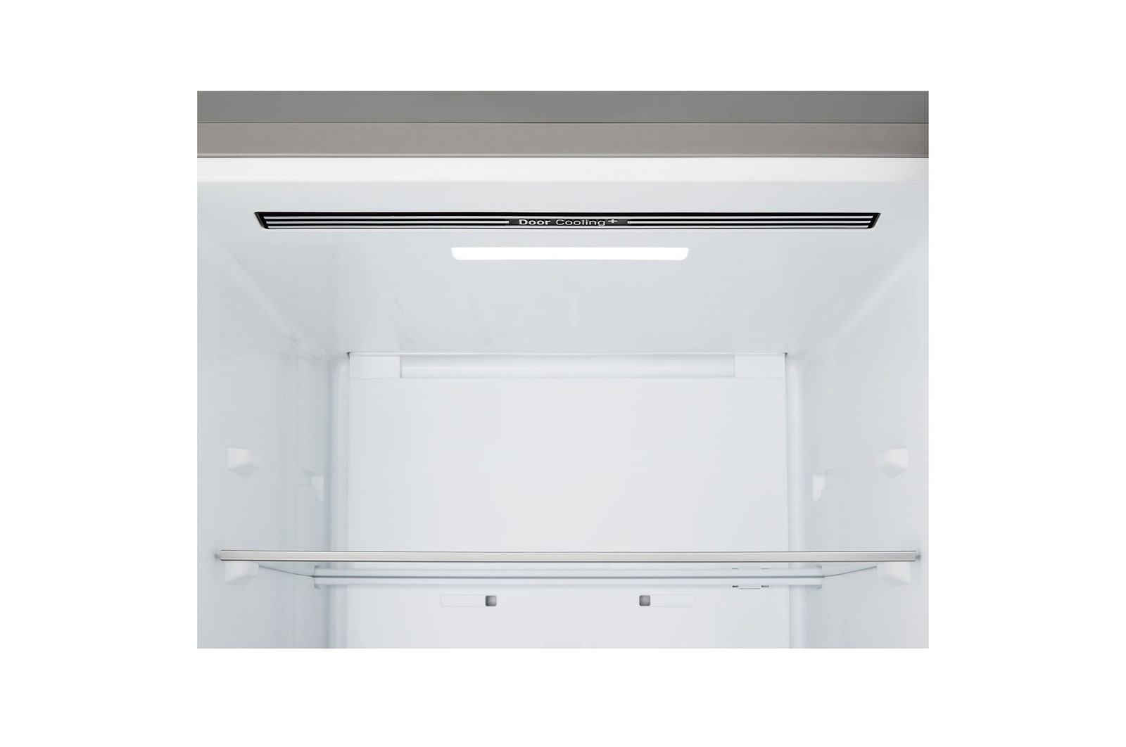 Frigorífico combinado LG (GBBS322APY) numa sala com vista noturna da cidade, sobreposto com o gráfico do Modo de poupança por IA e o gráfico de flutuação de energia