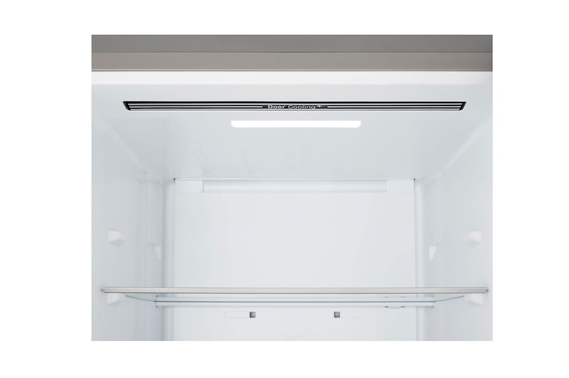 Frigorífico combinado LG (GBBS323CEV) numa sala com vista noturna da cidade, sobreposto com o gráfico do Modo de poupança por IA e o gráfico de flutuação de energia