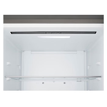 Frigorífico combinado LG (GBBSJ10EPY) instalado ao nível da parede alta em bege claro, com setas brancas a apontar para as superfícies superior e frontal.