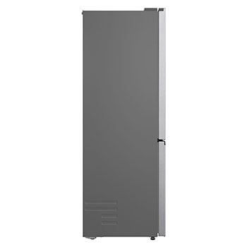 Frigorífico combinado LG (GBBSJ10EPY) embutido em armários castanhos-escuros com janela e sofá à esquerda e lava-loiça à direita