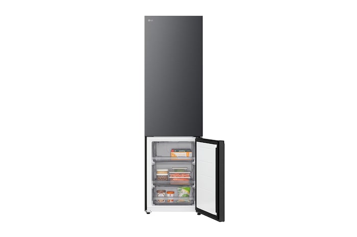 Frigorífico combinado LG (GBBSJ1CCEP) numa sala com vista noturna da cidade, sobreposto com o gráfico do Modo de poupança por IA e o gráfico de flutuação de energia