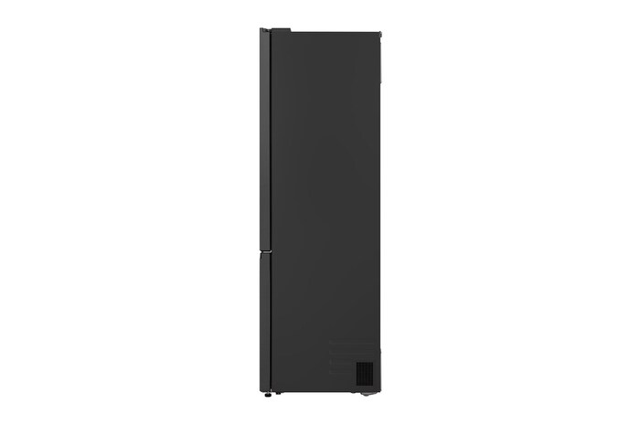 Frigorífico combinado LG (GBBSJ1CCEP) embutido em armários castanhos-escuros com janela e sofá à esquerda e lava-loiça à direita