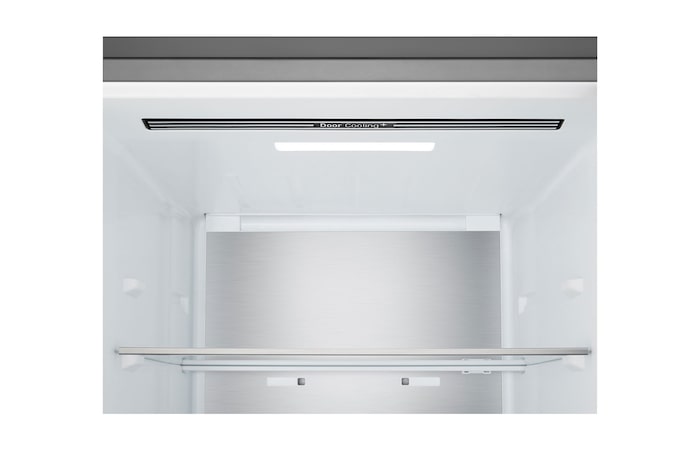 Frigorífico combinado LG (GBBS323CEV) instalado ao nível da parede alta em bege claro, com setas brancas a apontar para as superfícies superior e frontal.