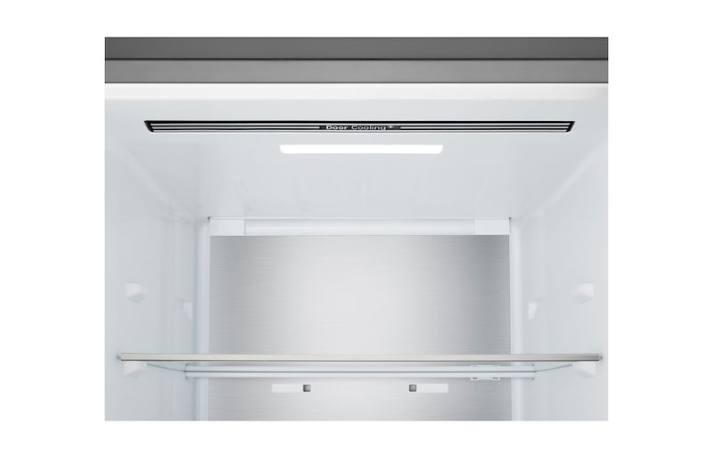 Frigorífico combinado LG (GBBS323CEV) instalado ao nível da parede alta em bege claro, com setas brancas a apontar para as superfícies superior e frontal.