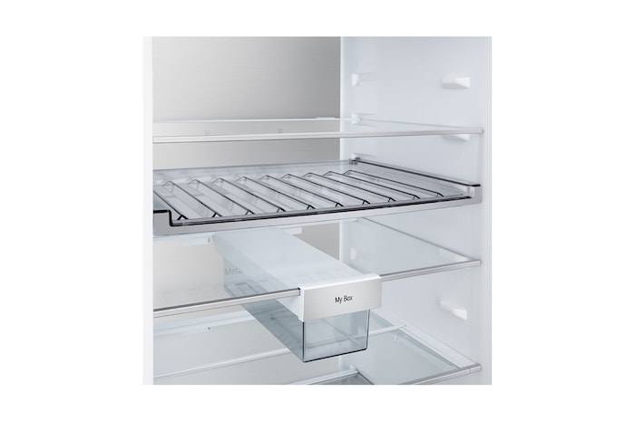 Grande plano do frigorífico combinado LG (GBBS323CEV) com garrafeira para quatro garrafas e caixa de macarons, com o design da garrafeira ampliado numa imagem circular.