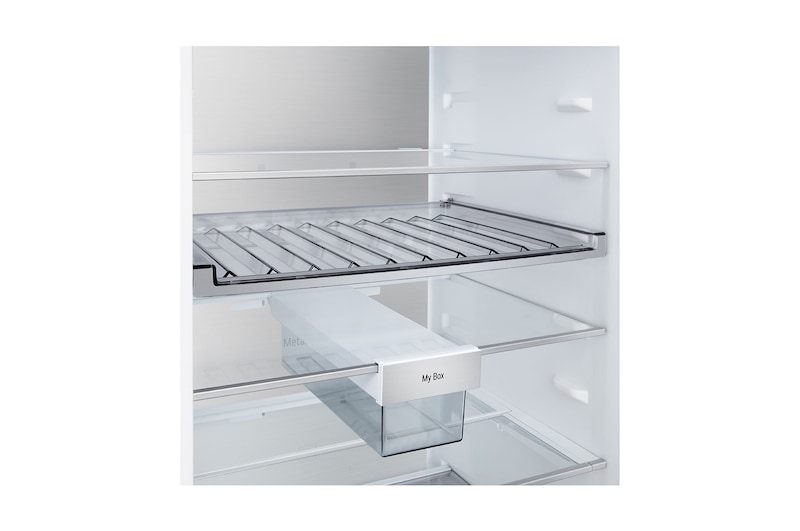 Grande plano do frigorífico combinado LG (GBBS323CEV) com garrafeira para quatro garrafas e caixa de macarons, com o design da garrafeira ampliado numa imagem circular.