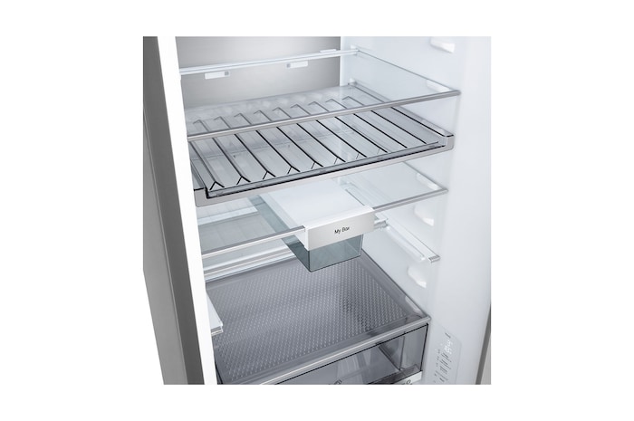 Vista frontal do frigorífico combinado LG (GBBS323CEV) a mostrar a ventilação DoorCooling+™
