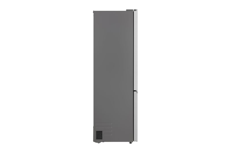Frigorífico combinado LG (GBBS323CEV) embutido em armários castanhos-escuros com janela e sofá à esquerda e lava-loiça à direita