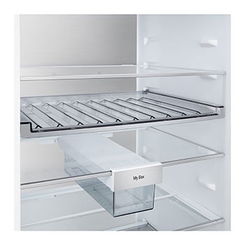 Grande plano do frigorífico combinado LG (GBBS323CEV) com garrafeira para quatro garrafas e caixa de macarons, com o design da garrafeira ampliado numa imagem circular.