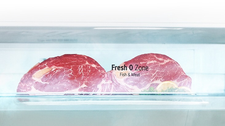 Grande plano da gaveta Fresh 0 Zone num congelador superior LG mostrando carne crua mantida fresca sem congelar ou descongelar.
