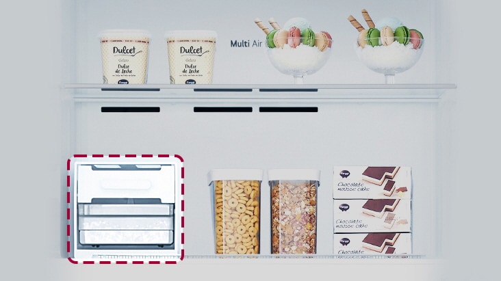 Frigorífico LG com congelador superior e máquina de fazer gelo amovível que proporciona espaço de armazenamento extra no congelador para uma arrumação organizada dos alimentos.