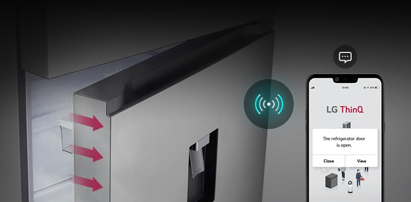 Um frigorífico LG com congelador superior com a porta ligeiramente aberta e um telemóvel que mostra um alerta LG ThinQ de que a porta está aberta.