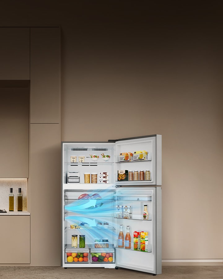 Abra o frigorífico com congelador superior da LG numa cozinha, cheio de alimentos, ilustrando como funciona a funcionalidade DoorCooling™.