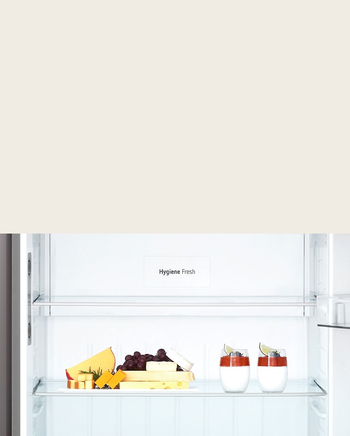 Grande plano de um congelador superior LG mostrando o compartimento Hygiene Fresh com fruta para mostrar a sua função de conservação de frescura.