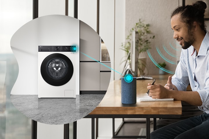 Homem a controlar a máquia de lavar LG com assistente de voz.